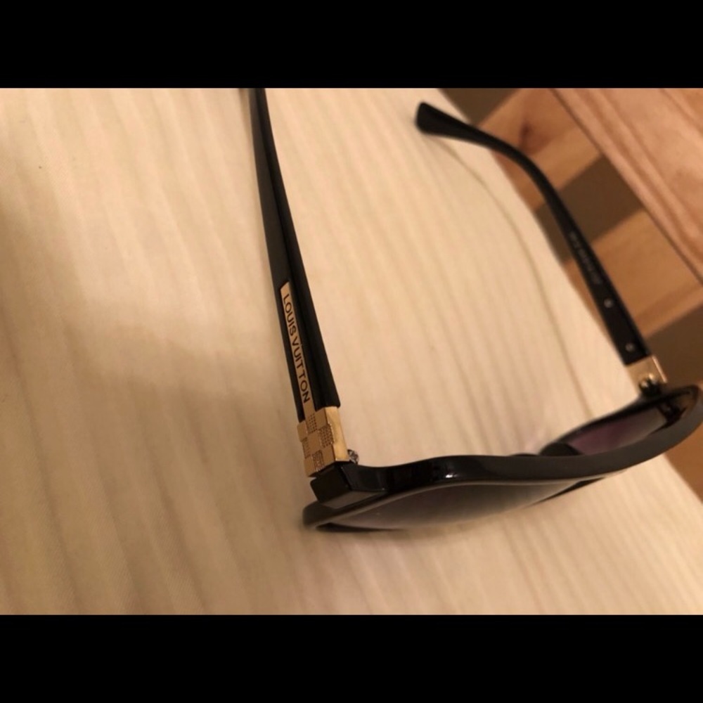 Sunglasses - Picture 4 of 5